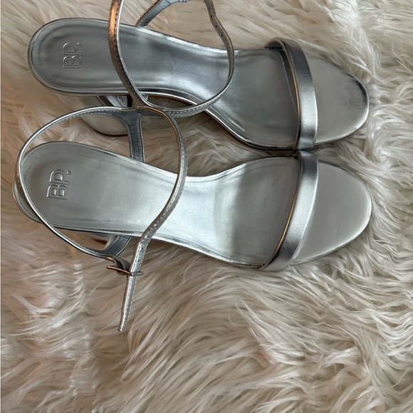 BP Silver Sandals with Minimalist Design - Picture 7 of 11